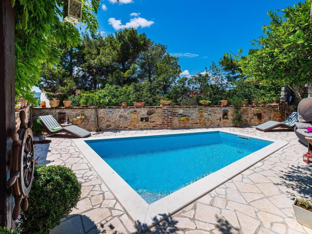 Beautiful holiday home with private pool, nice garden with relax area, taverne photo 1