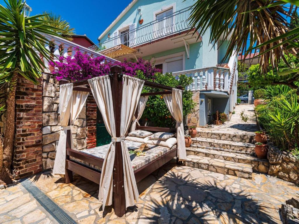 Beautiful holiday home with private pool, nice garden with relax area, taverne