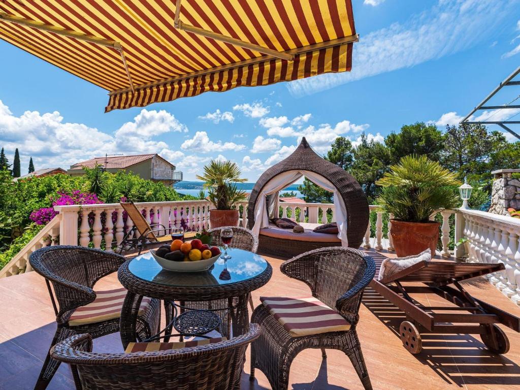 Beautiful holiday home with private pool, nice garden with relax area, taverne photo 3