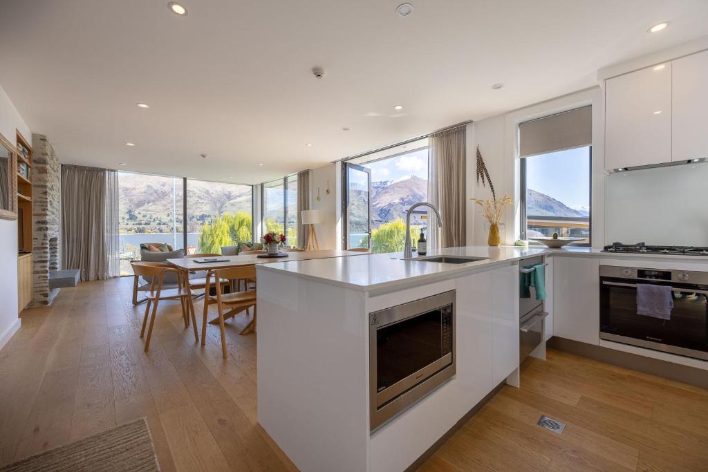 Marina Views - Luxury Apartment photo 3