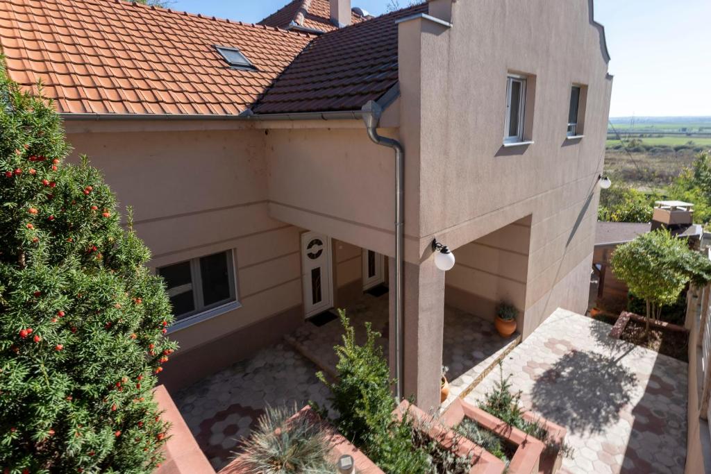 1-bedroom apartment near airport photo 1
