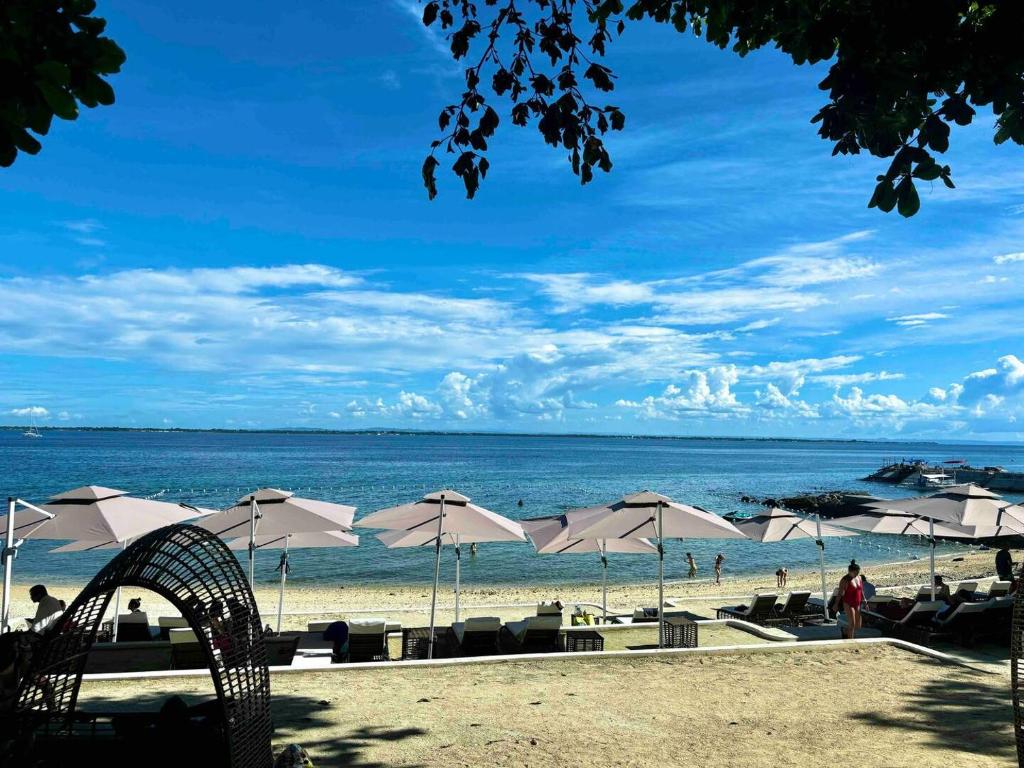 Cebu Cozy Ocean View 1BR,17th,private beach,pool,Wifi,Mactan