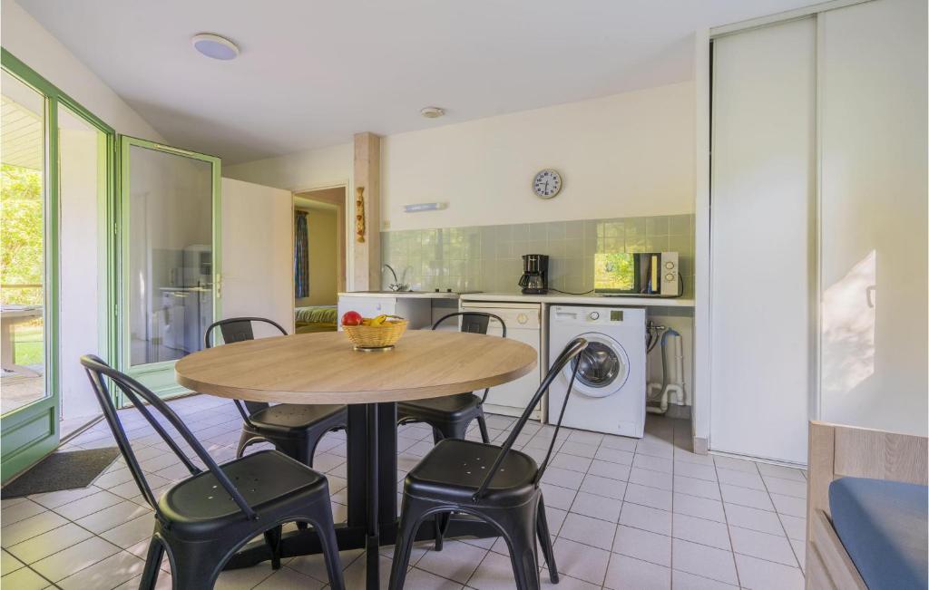Awesome Apartment In Le Fuilet With 2 Bedrooms, Wifi And Outdoor Swimming Pool