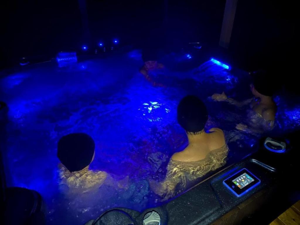 Villa Arktika porealtaallinen mökki Nuorgamissa Tenojoen ja tunturien vieressä photo 3
