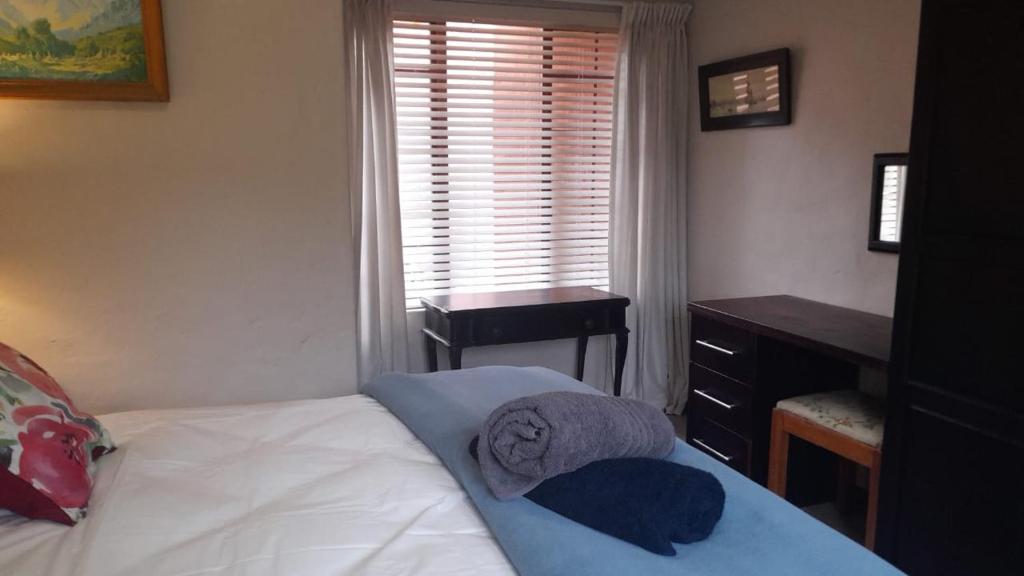 Firefly Cottage: Cosi nest tucked away in garden photo 1