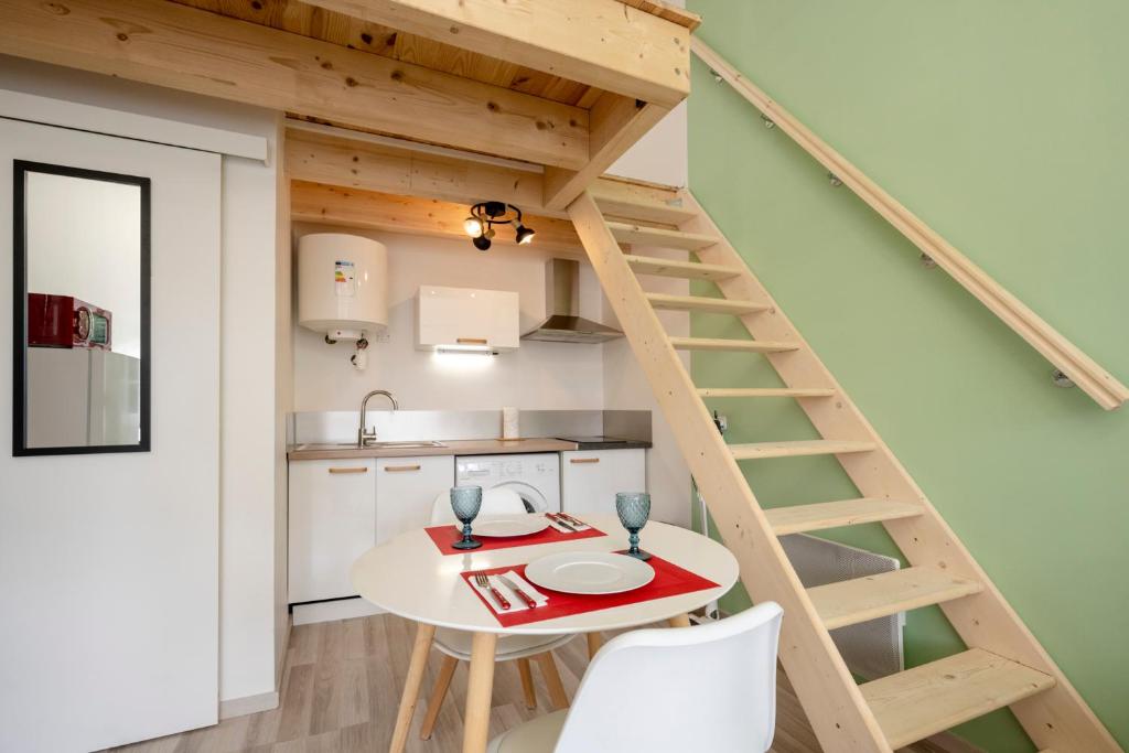 Studio mezzanine "chaumiane" proche de la gare photo 1