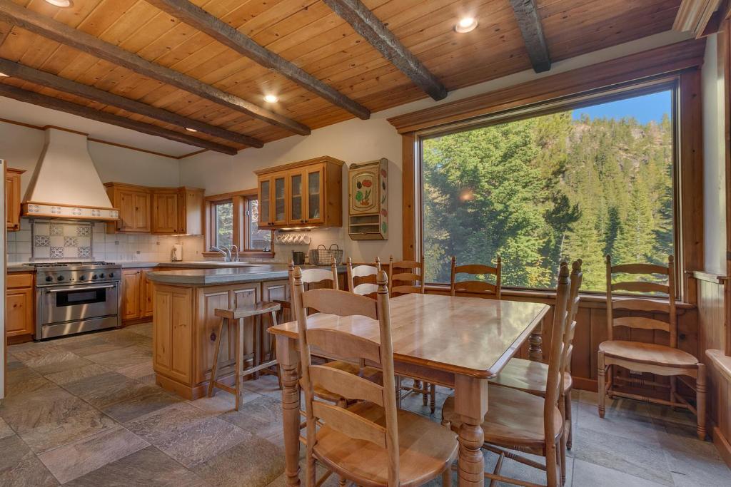 Swiss Chalet-Palisades, 6 BR, Hot Tub, Pets Ok, Ski Shuttle! photo 2
