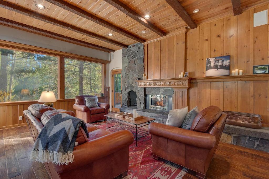 Swiss Chalet-Palisades, 6 BR, Hot Tub, Pets Ok, Ski Shuttle! photo 3