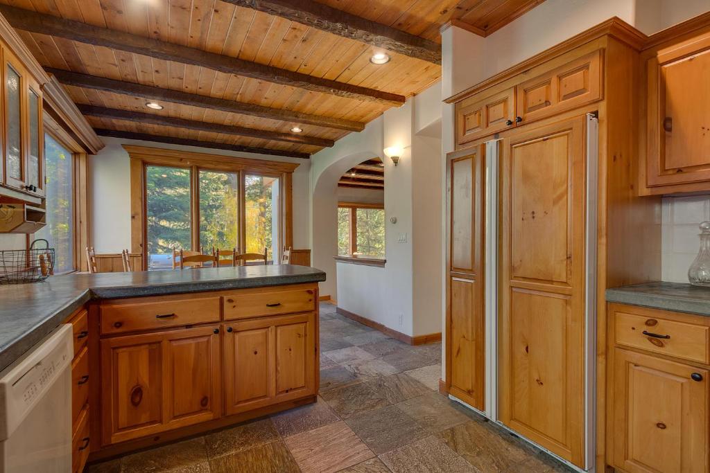 Swiss Chalet-Palisades, 6 BR, Hot Tub, Pets Ok, Ski Shuttle! photo 4
