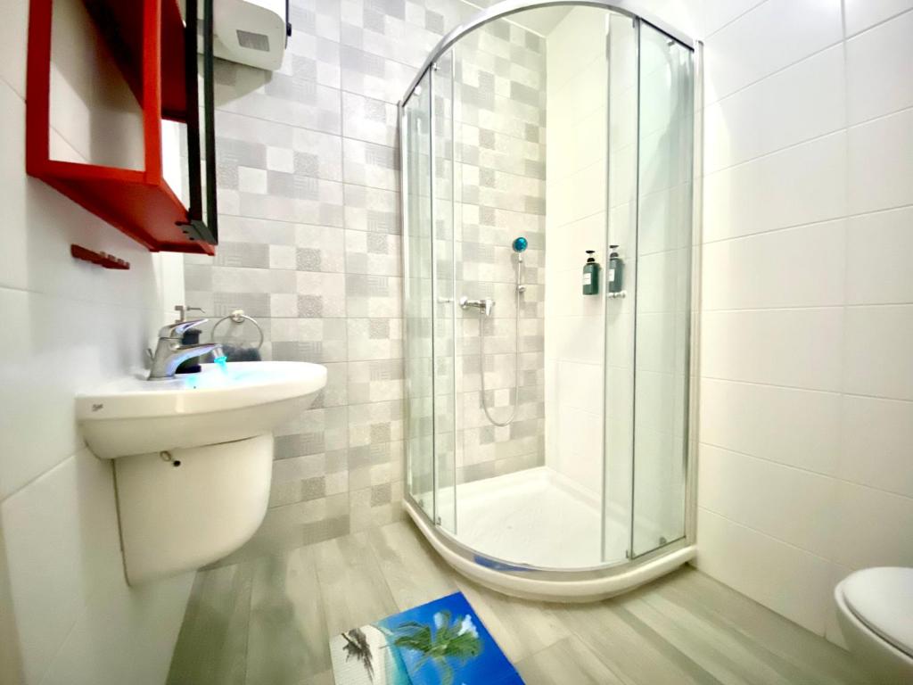 Central- Private En-Suite with Balcony in shared residence photo 1