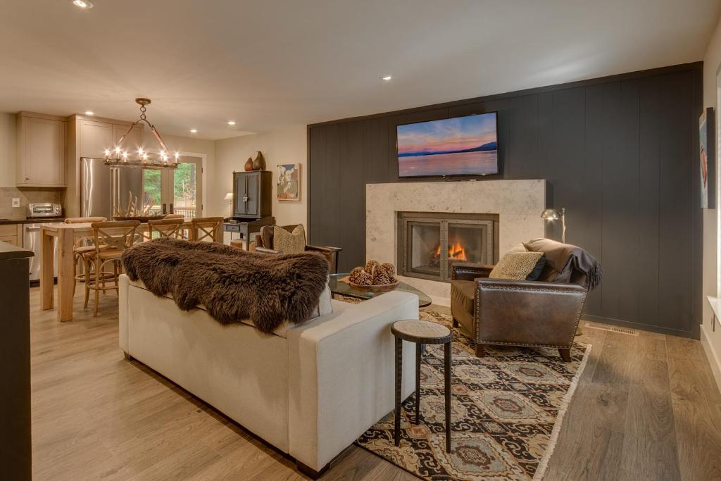 Antler House- Quiet, Charming Cabin w Cozy Fireplace, Close to Skiing photo 1