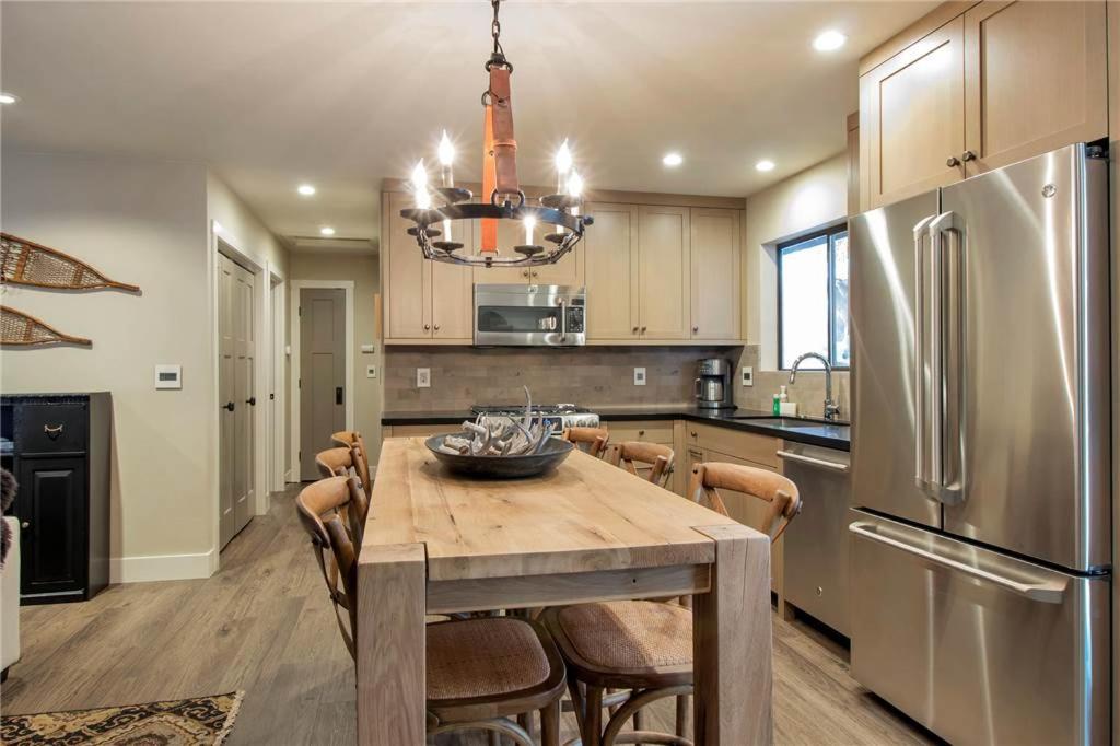 Antler House- Quiet, Charming Cabin w Cozy Fireplace, Close to Skiing photo 4