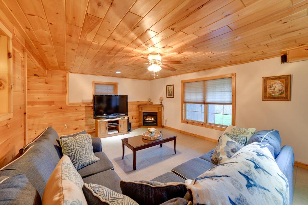 Romantic Afton Escape with Fire Pit and Scenic Views photo 2