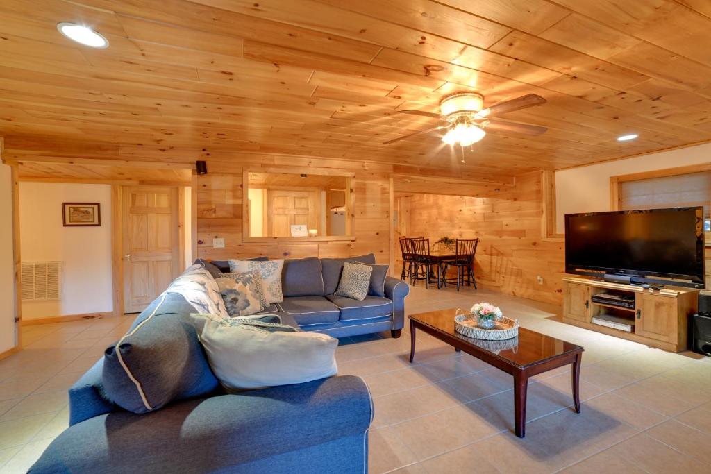Romantic Afton Escape with Fire Pit and Scenic Views photo 4