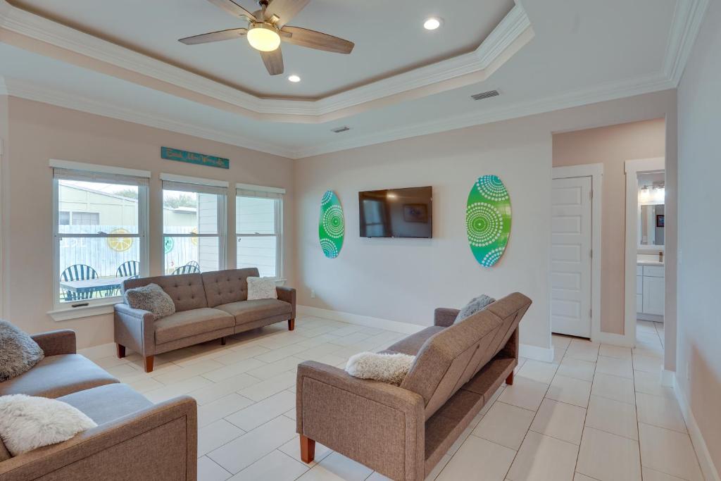 Group-Friendly PCB Home - Walk to Beach photo 3