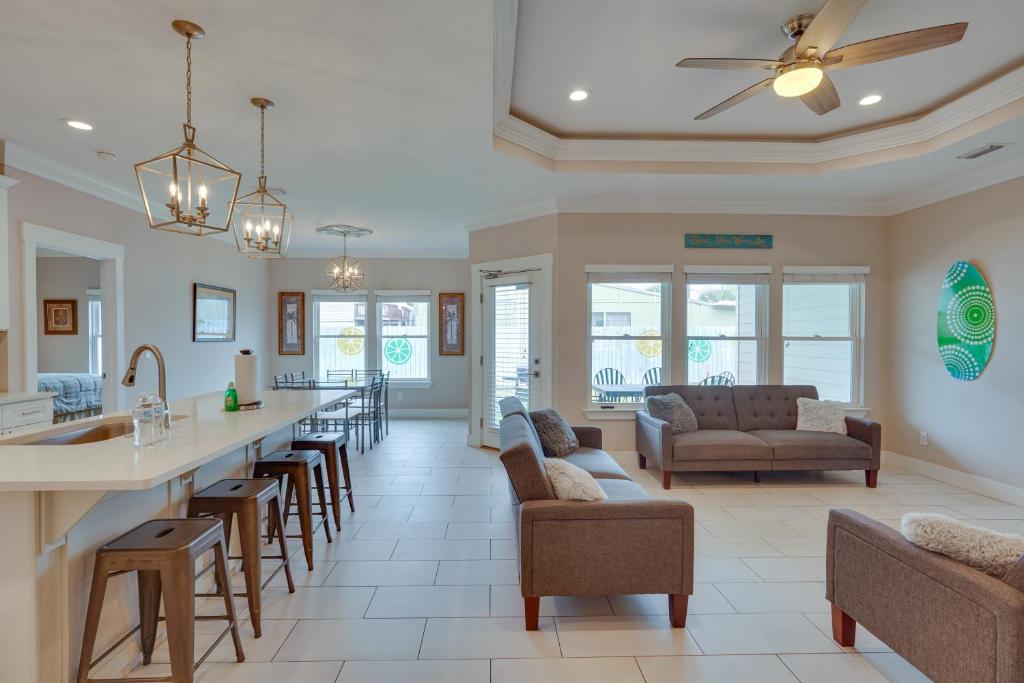Group-Friendly PCB Home - Walk to Beach