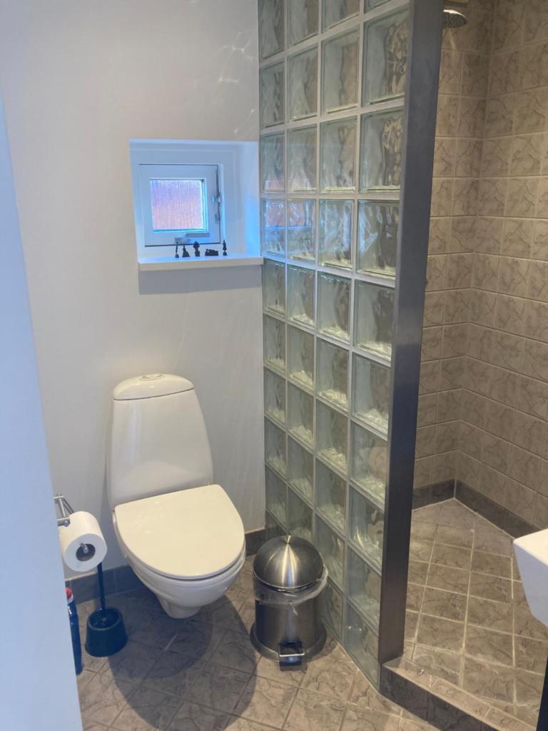 Værelse, bad og toilet i villa photo 4