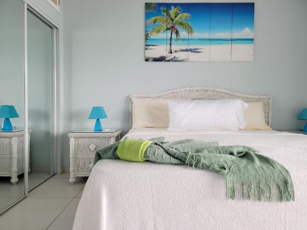 Waterfront Luxury Retreat: 2-Bed Villa Sea Life photo 1