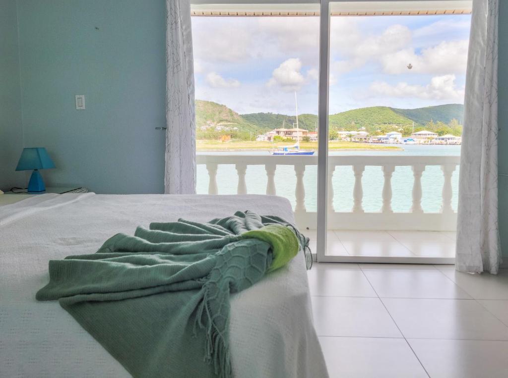 Waterfront Luxury Retreat: 2-Bed Villa Sea Life photo 2