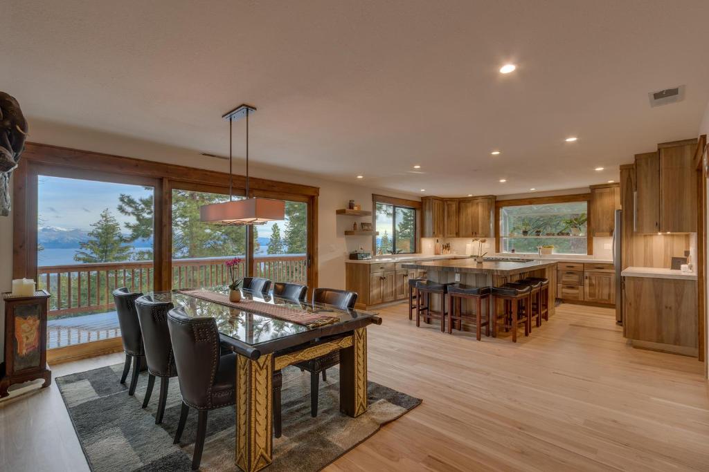 Kings Way Lake View - Spacious 4 BR w Private Hot Tub, Pool Table! photo 1