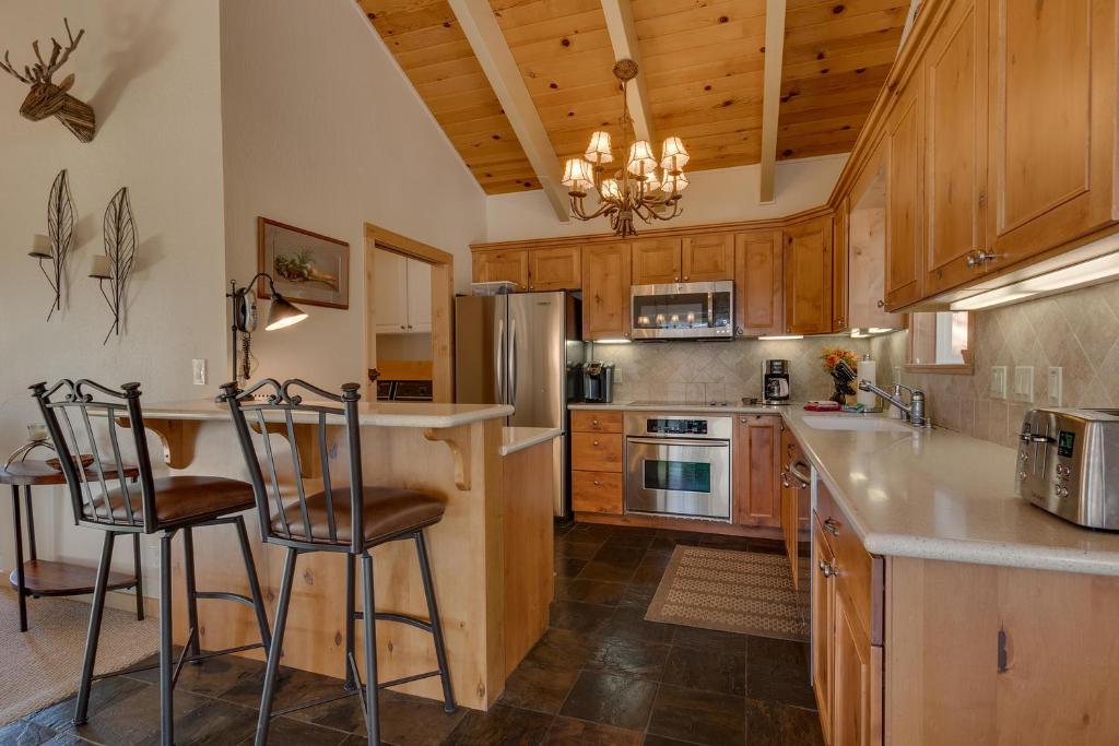 Lake Haven at Dollar Point - Spacious 4 BR w Lake Views, Sauna, Near Ski Resorts! photo 3