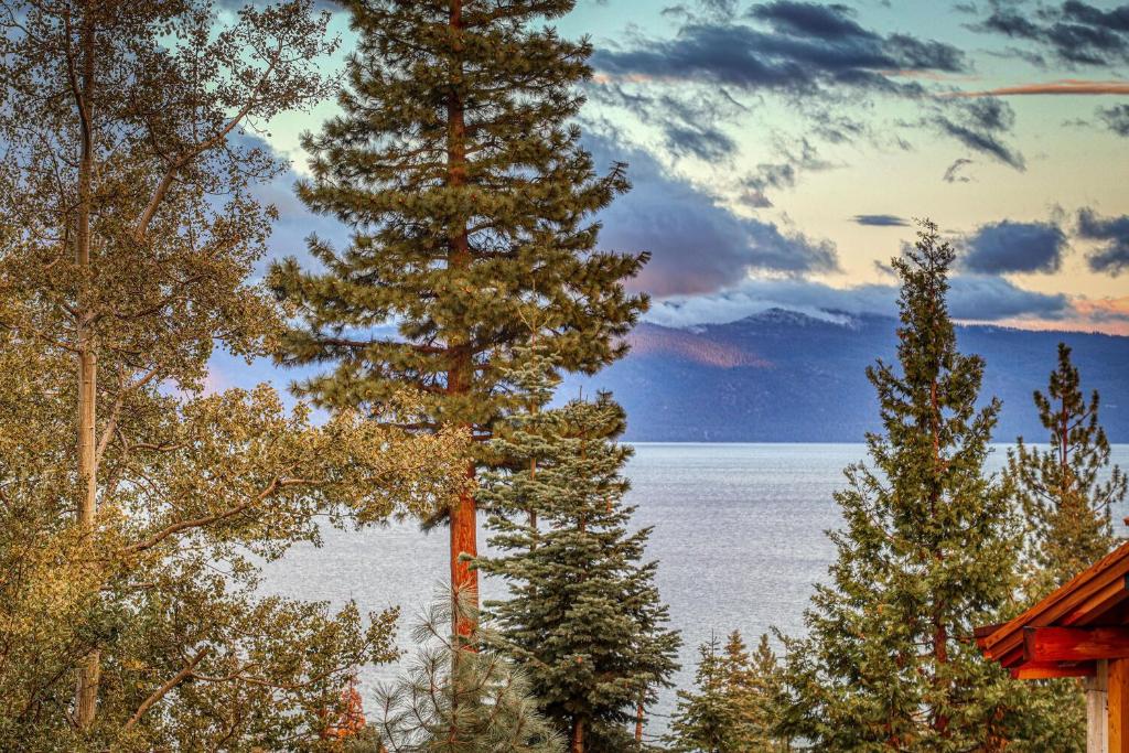 Lake of the Sky at Dollar Point - Stunning 4BR,4BA w Lake Views, Hot Tub and Pet-friendly photo 4