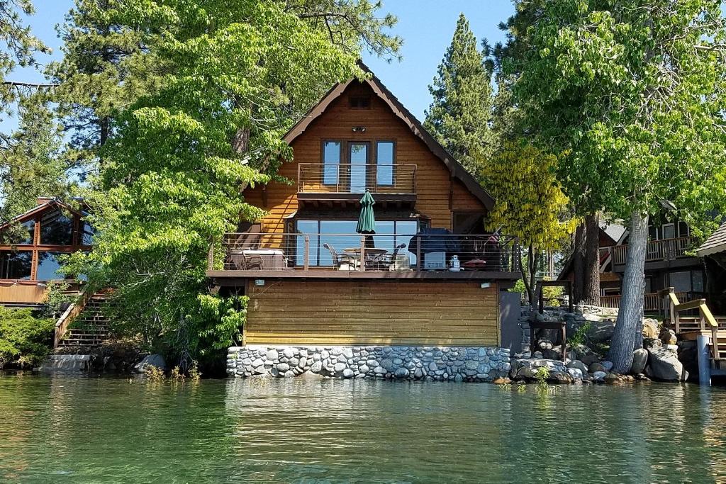 Lakeside Escape - Beautiful Lakefront, Pier, Wood Fireplace, Private Hot Tub photo 3