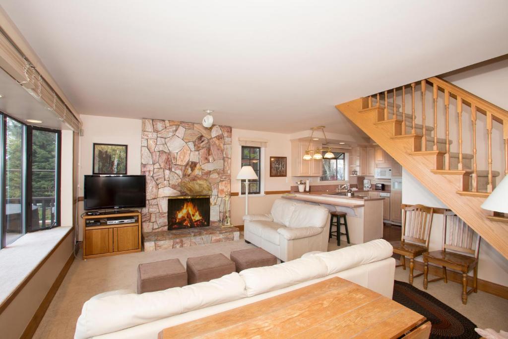Lakeside Escape - Beautiful Lakefront, Pier, Wood Fireplace, Private Hot Tub photo 4