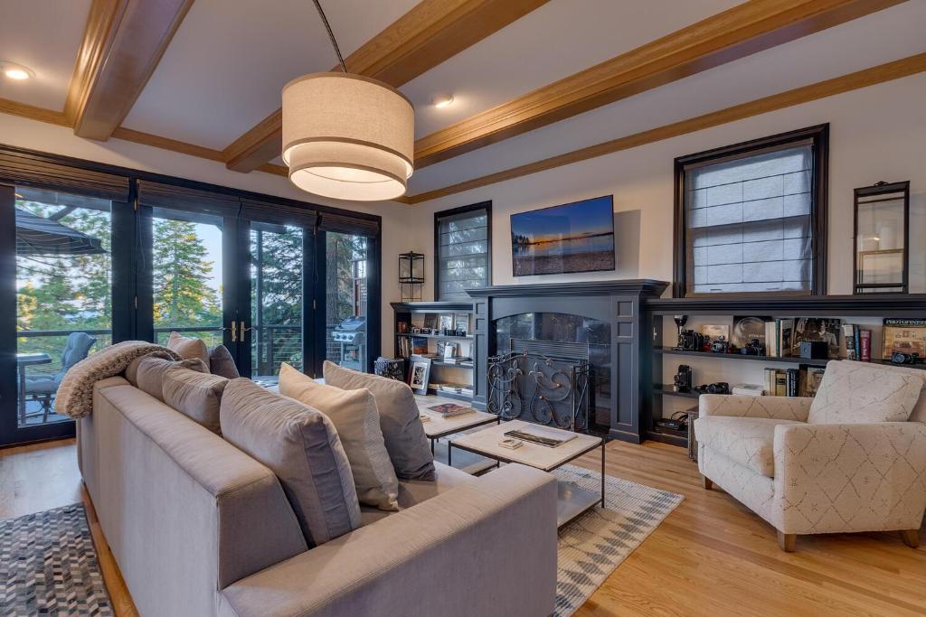 Lake Haven - Gorgeous Views at this Luxury 4 BR w Hot Tub! photo 1