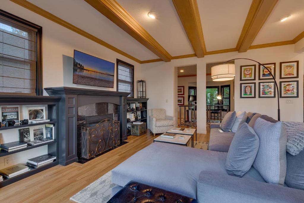Lake Haven - Gorgeous Views at this Luxury 4 BR w Hot Tub! photo 2