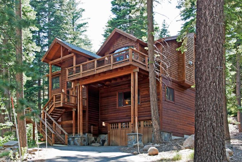 Rooney Ridge - Luxury 2600 Sq Ft, Cozy Fireplace, Family Room, Ping Pong Table! photo 1