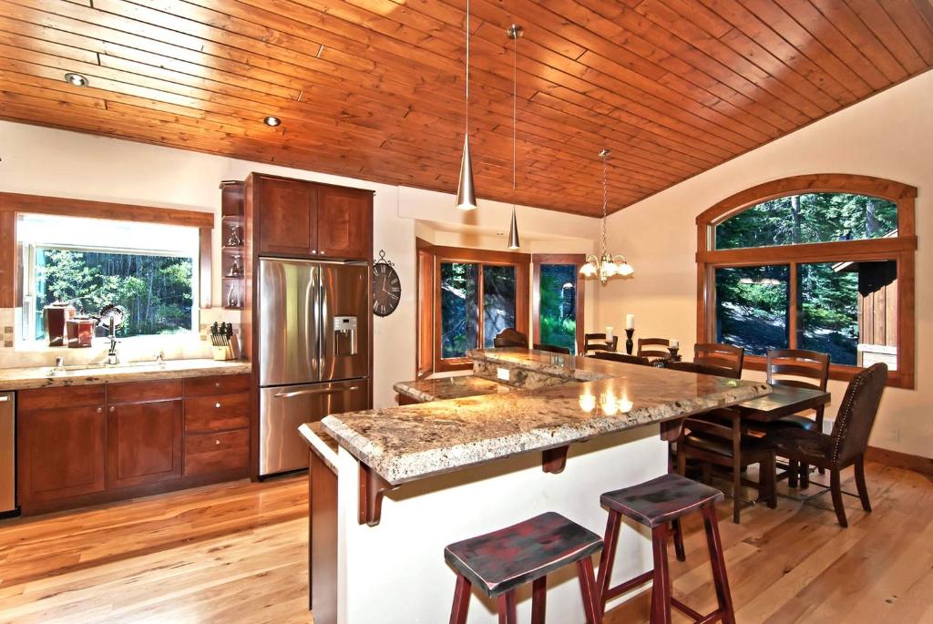 Rooney Ridge - Luxury 2600 Sq Ft, Cozy Fireplace, Family Room, Ping Pong Table! photo 3