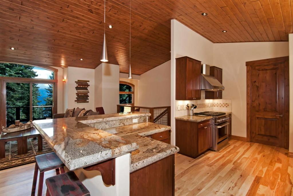 Rooney Ridge - Luxury 2600 Sq Ft, Cozy Fireplace, Family Room, Ping Pong Table! photo 4