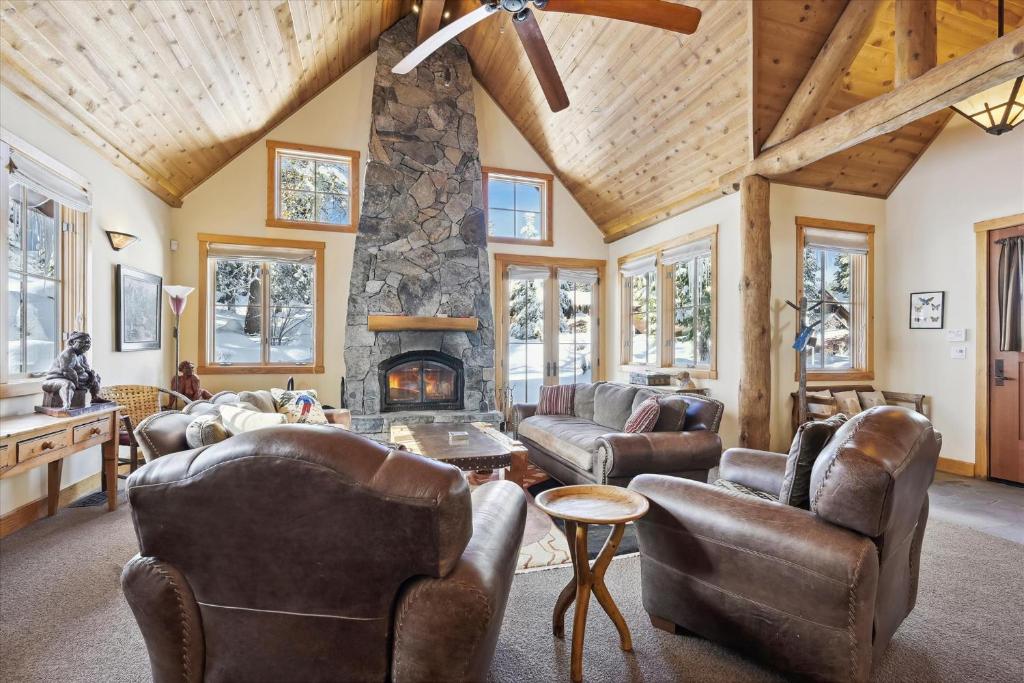 Silverado Lodge at Palisades - 4BR w Private Hot Tub & Ski Shuttle photo 2