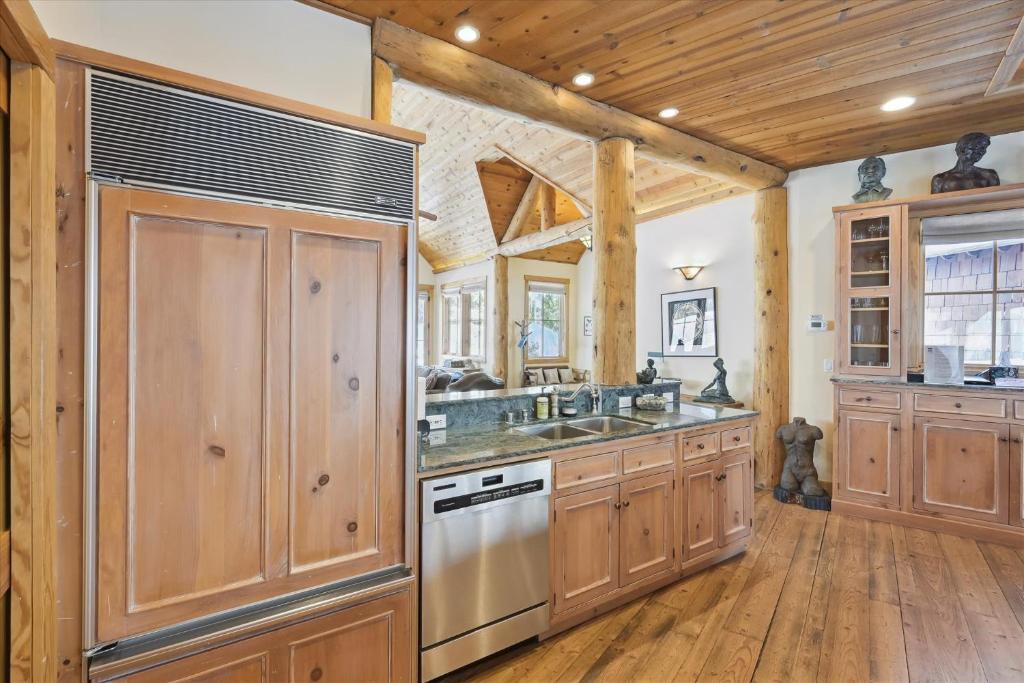 Silverado Lodge at Palisades - 4BR w Private Hot Tub & Ski Shuttle photo 4