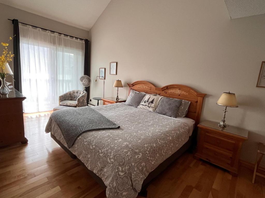 Cozy 2 bedrooms condo with stunning Mont Tremblant mountain and lakeview photo 4