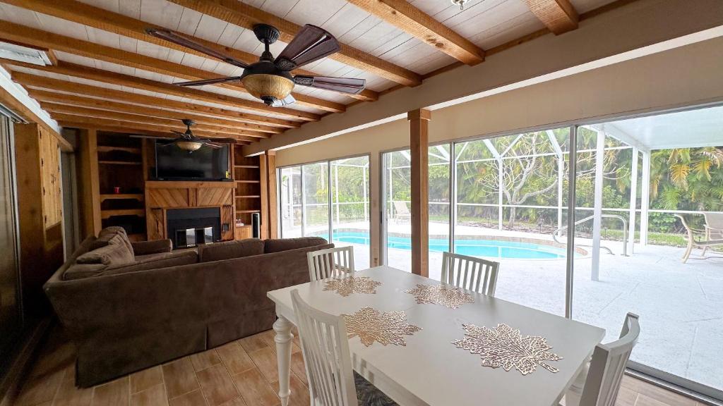 Paradise Naples Pool House photo 4