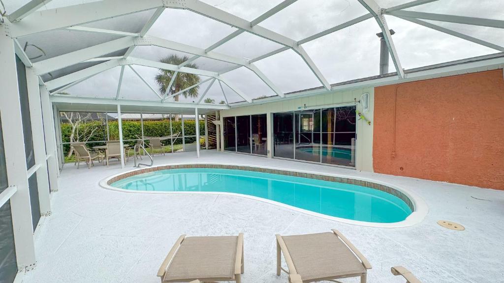 Paradise Naples Pool House photo 1