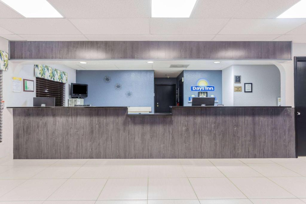 Days Inn by Wyndham Sarasota I-75 photo 1