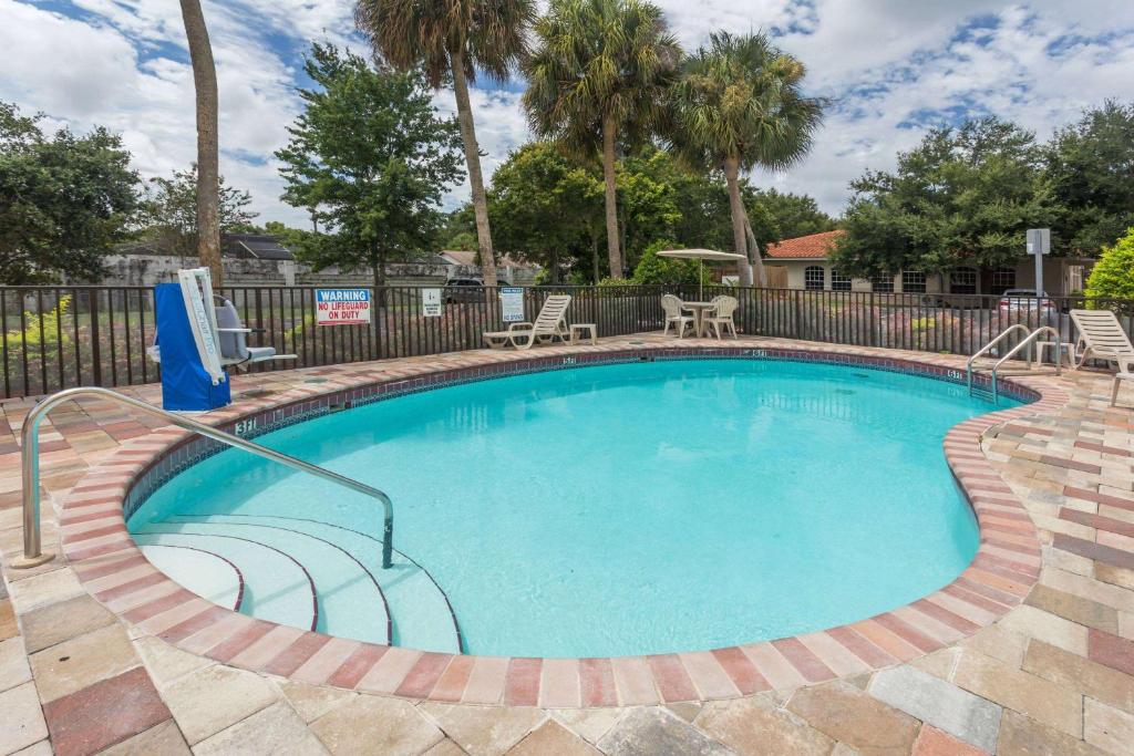 Days Inn by Wyndham Sarasota I-75 photo 4
