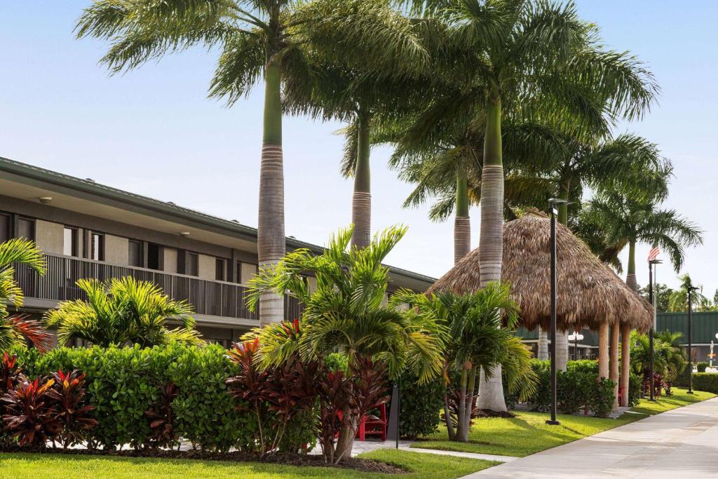 Ramada by Wyndham Sarasota Waterfront photo 4