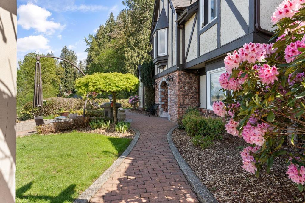 Grand English Style Home photo 2