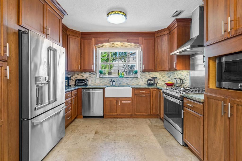 Heated Pool-Spa & Putting Green! Walk to The Ave, 1mi to beach! photo 4