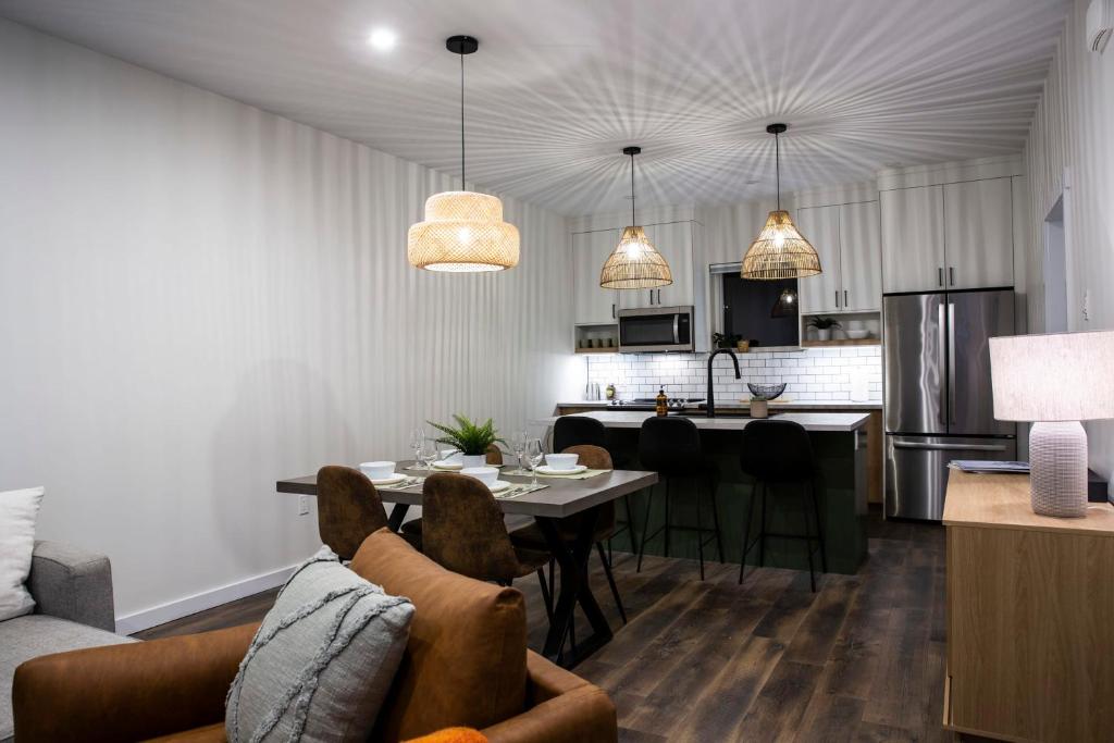 The Stellar Condo - Cozy 2 Bedroom with Hot Tub