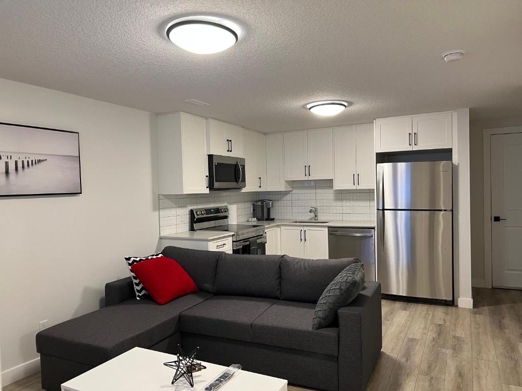 Cozy New Suite in NW Calgary photo 1