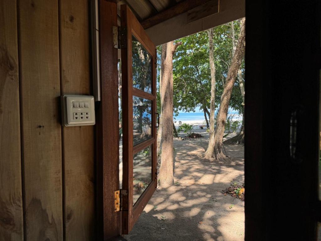 Changthong Bungalow photo 2