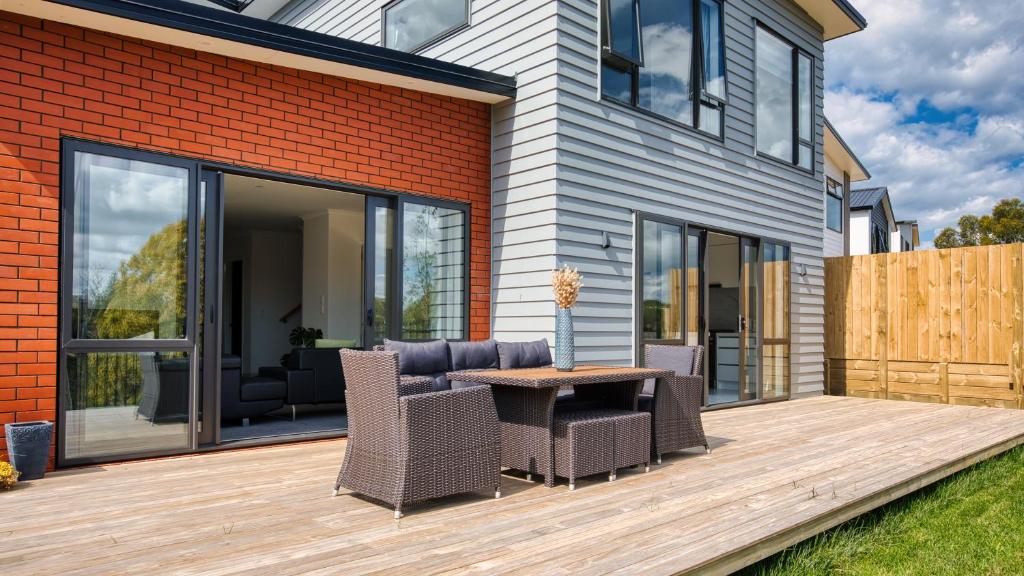Amazing the Waikato River-View Brand New Villa with 4 bedrooms photo 2