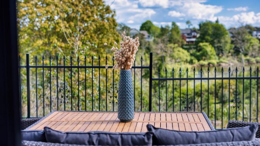 Amazing the Waikato River-View Brand New Villa with 4 bedrooms photo 3