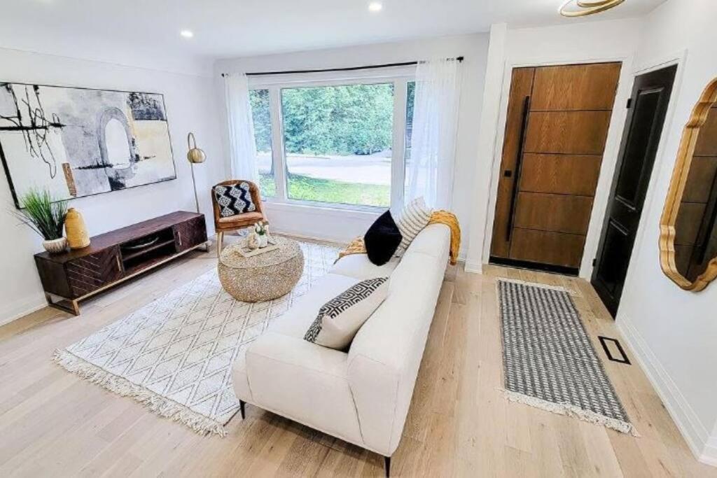 Cozy 5 bedroom close to trails & mountain scenery photo 1