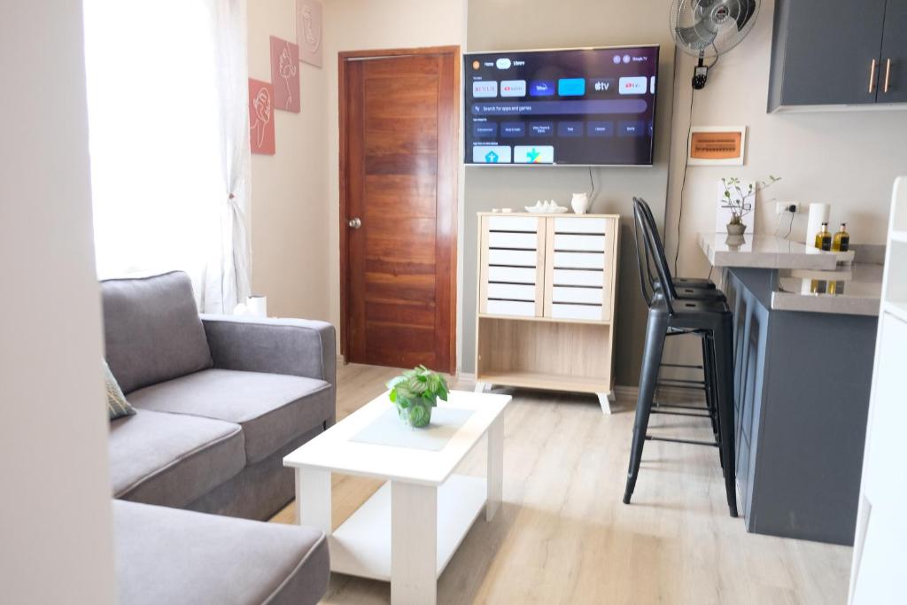 2-Bedroom Boutique City Condo - Newly Renovated! photo 2